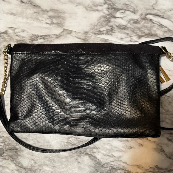 Black and Gold Crossbody Bag with Textured Design - Picture 5 of 11